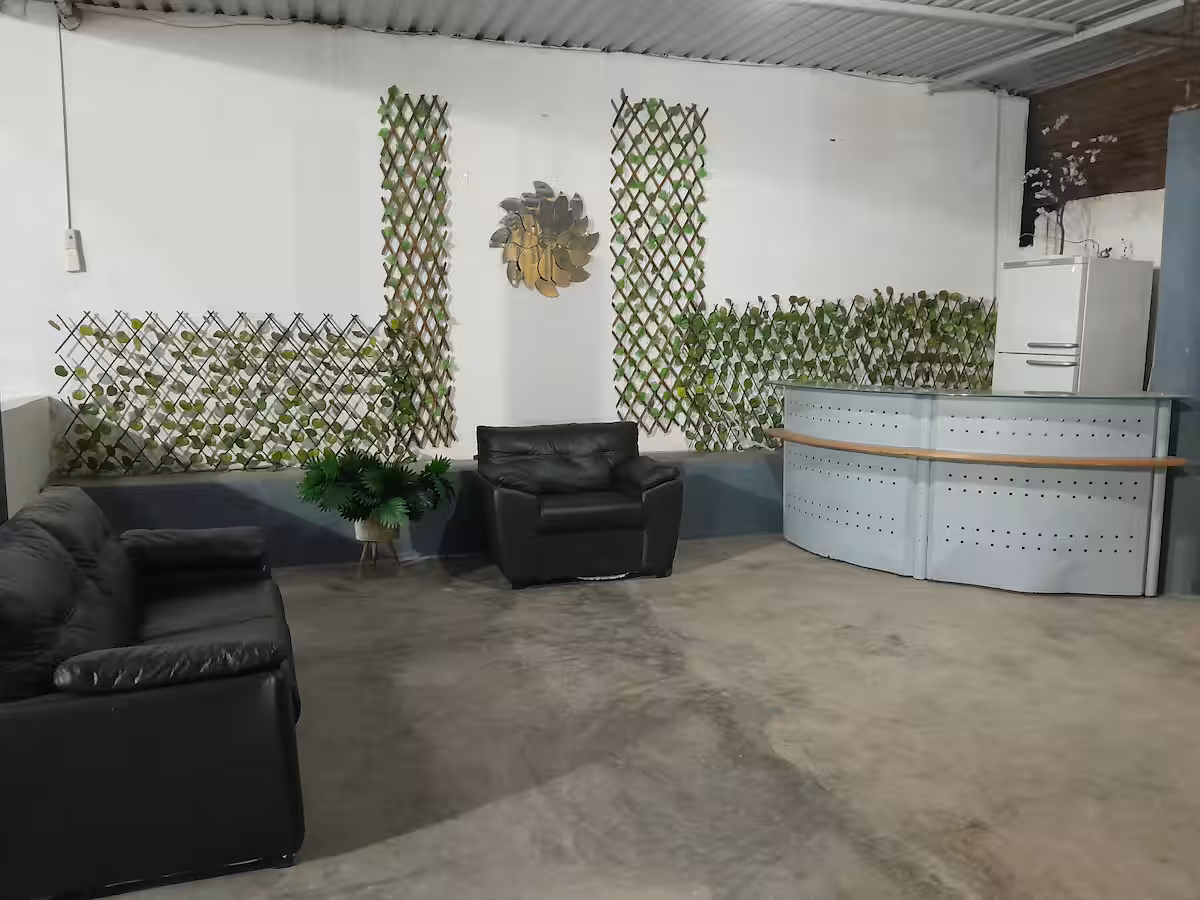 Área común techada con sala y barra