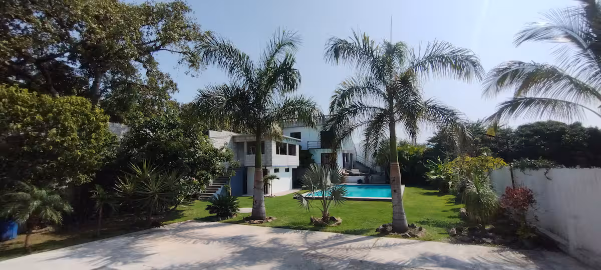 Jardín, palmeras y casa principal de Jardín Oasis