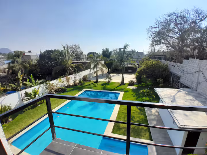 Vista de la alberca y el jardín desde el balcón